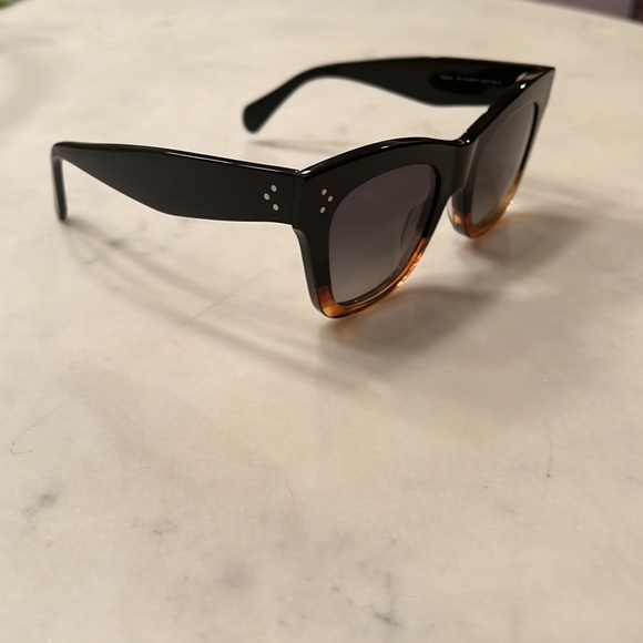 Barely worn Celine Wayfarer tortoise shell sunglasses with case. - Picture 2 of 6